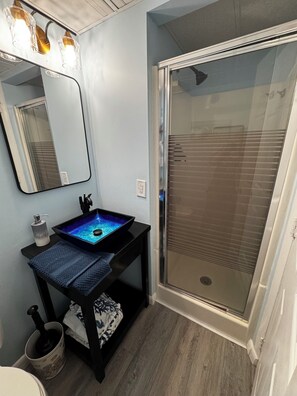 Shower, hair dryer, towels, toilet paper - Beachfront condo w/ balcony in wonderful Garden City Beach (Murrells Inlet)