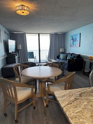 TV - Beachfront condo w/ balcony in wonderful Garden City Beach (Murrells Inlet)