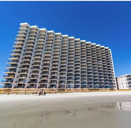 Beachfront condo w/ balcony in wonderful Garden City Beach