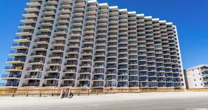 Beachfront condo w/ balcony in wonderful Garden City Beach