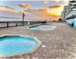 Pool - Beachfront condo w/ balcony in wonderful Garden City Beach (Murrells Inlet)