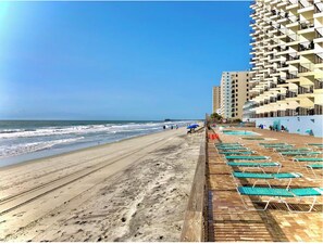 On the beach - Beachfront condo w/ balcony in wonderful Garden City Beach (Murrells Inlet)