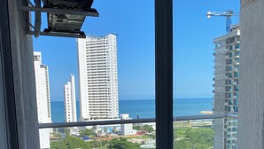 A balcony with a view of tall buildings and the sea. - Ocean view apartment (Cartagena de Indias)