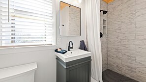 Hair dryer, towels, soap, toilet paper - Spacious & Modern Mountain View Cottage (Fletcher)