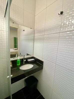 Quadruple Room | Bathroom - Casa Miriti Hostel  (Belém)