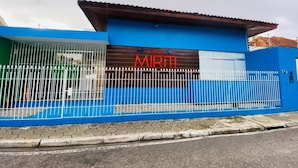 Un bâtiment à la façade bleue, sur lequel on peut lire l’inscription « CASA MIRET ».