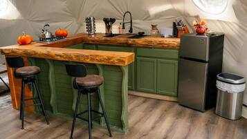 Stovetop, coffee/tea maker, cookware/dishes/utensils