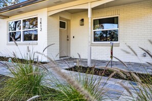 Exterior detail - Flora & Flair - 3BD Home|Beach|Heated POOL (Dunedin)