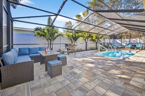 Outdoor dining - Flora & Flair - 3BD Home|Beach|Heated POOL (Dunedin)