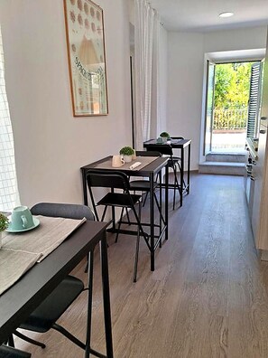 Frigorífico pequeño y placa de cocina