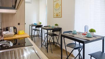 Frigobar, placa de cocina