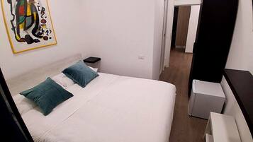 Doppelzimmer, eigenes Bad, Blick auf den Innenhof