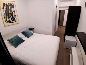 Habitación doble, baño privado, vistas al patio | Tabla de planchar con plancha y wifi gratis