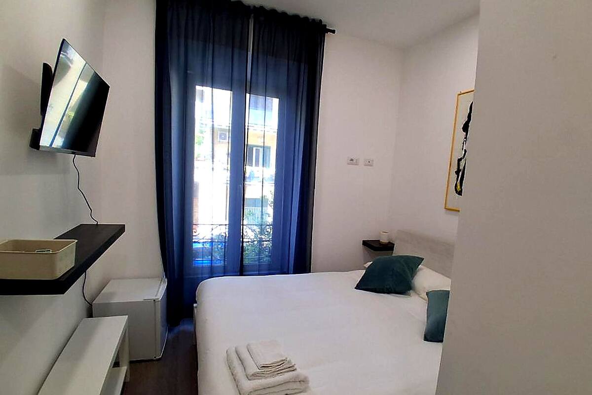 Double Room, Private Bathroom, Courtyard View | Iron/ironing board, free WiFi