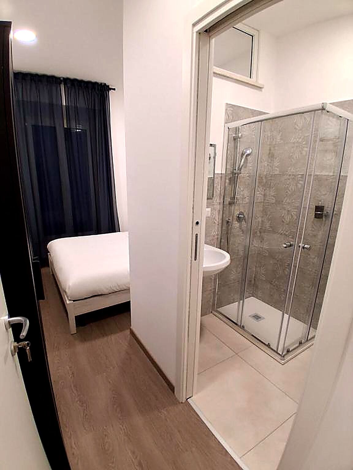 Doppelzimmer, eigenes Bad, Blick auf den Innenhof | Badezimmer | Dusche, kostenlose Toilettenartikel, Haartrockner, Handtücher