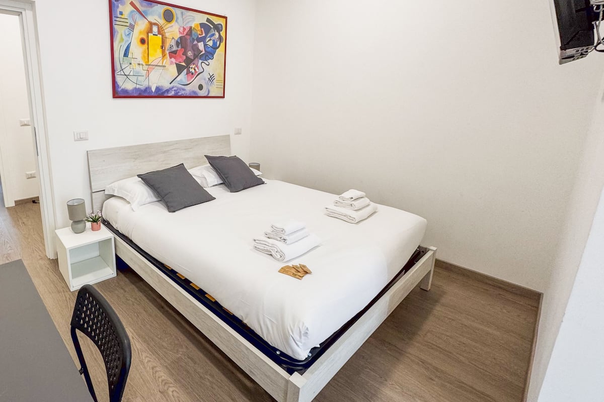 Chambre double, salle de bain privée, vue sur la cour intérieure | Fer et planche à repasser, accÚs au Wi-Fi (inclus), literie fournie