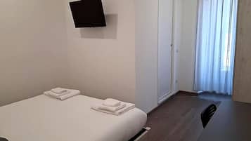 Doppelzimmer, eigenes Bad, Blick auf den Innenhof