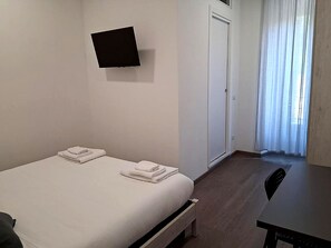 Doppelzimmer, eigenes Bad, Blick auf den Innenhof | Bügeleisen/Bügelbrett, kostenloses WLAN