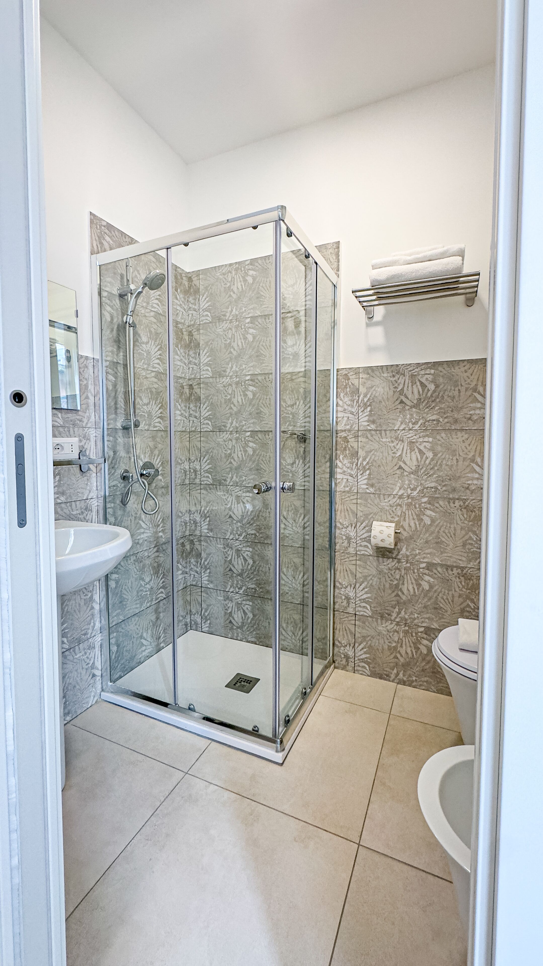 淋浴设施、免费洗浴用品、吹风机、毛巾