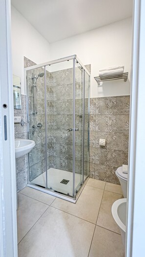 Douche, articles de toilette (gratuits), séchoir à cheveux