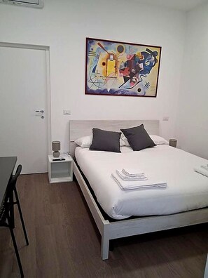 Double Room, Private Bathroom, Courtyard View | Iron/ironing board, free WiFi - Denina67 - ChiacchioProperty (Roma)