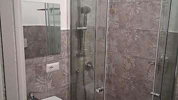 Dusche, kostenlose Toilettenartikel, Haartrockner, Handtücher