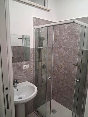 Ducha, artículos de higiene personal gratuitos y secador de pelo