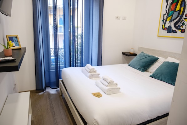 Chambre double, salle de bain privée, vue sur la cour intérieure | Fer et planche à repasser, accès au Wi-Fi (inclus), literie fournie