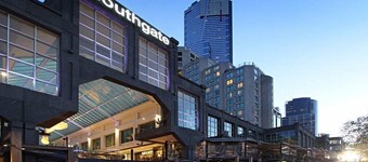 Chic 2BR City Stay by Crown Casino, Skyline Views