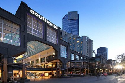 Chic 2BR City Stay by Crown Casino, Skyline Views