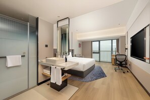 Down duvets, desk, laptop workspace, blackout curtains - Holiday Inn Express Kunshan High-Tech Zone (Suzhou)