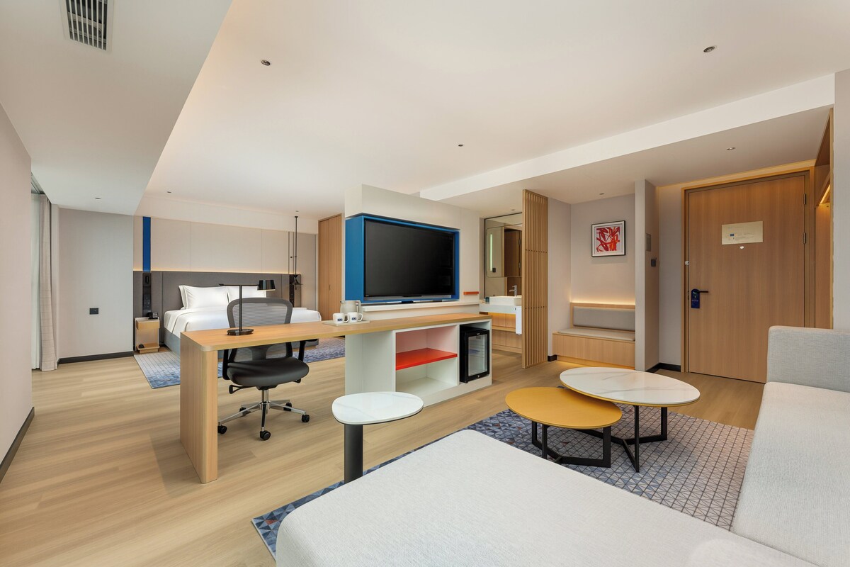 Suite, 1 kingsize-seng | Dundyner, skrivebord, skrivebord for bærbar PC og blendingsgardiner