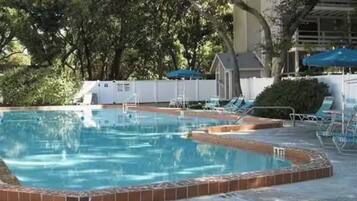 Una piscina al aire libre