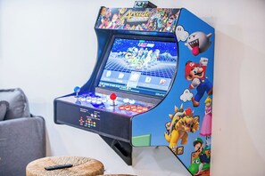 Una máquina de videojuegos recreativa de Nintendo con pantalla mostrando un juego, palanca y botones.
