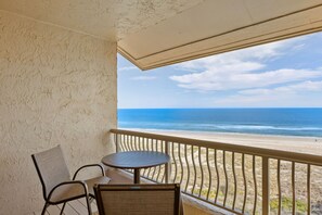 Outdoor dining - Sandcastles Suite: Ocean Views Stretching for Miles! (Amelia Island)