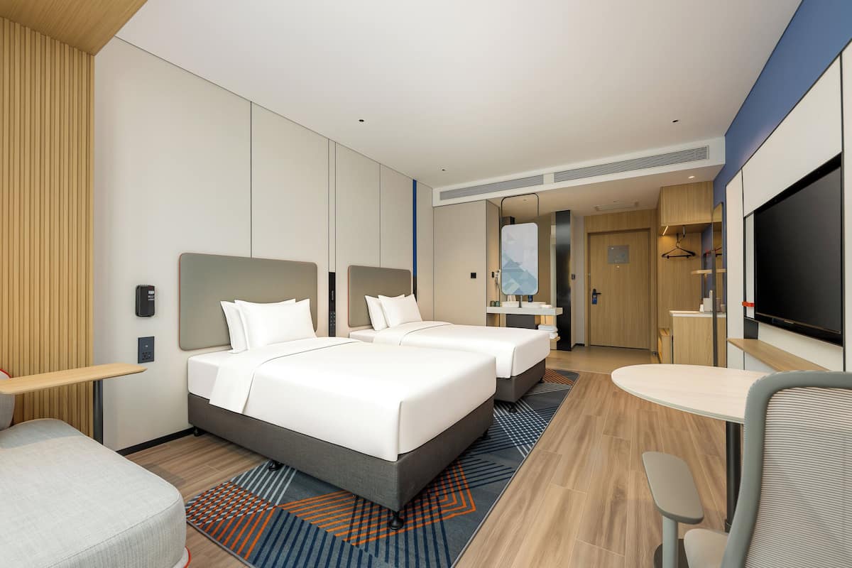 2 Single Standard | Premium bedding, down comforters, desk, blackout drapes