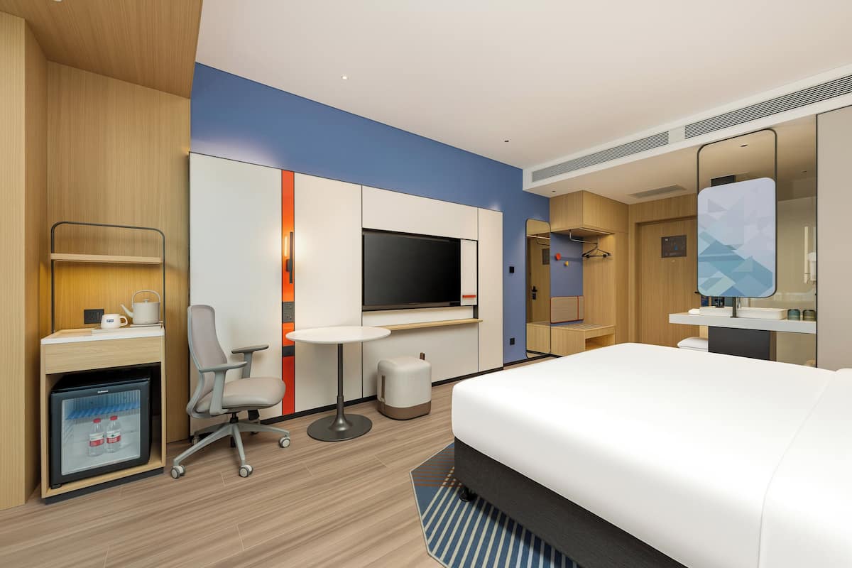 1 King Standard | Premium bedding, down comforters, desk, blackout drapes