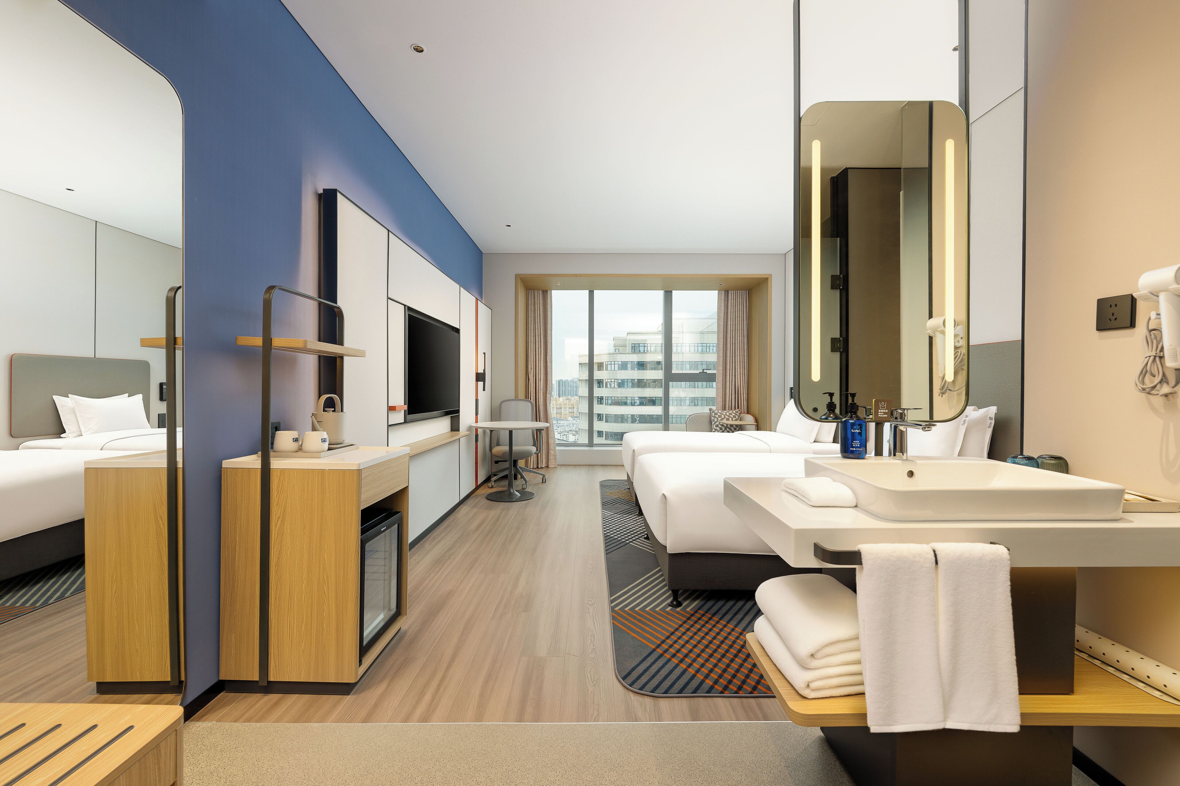 Standard-huone (Hollywood) | Ylelliset vuodevaatteet, untuvapeitot, työpöytä, pimennysverhot