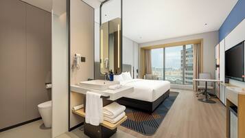 スタンダード ルーム キングベッド 1 台 (High Floor) | 高級寝具、羽毛の掛け布団、デスク、遮光カーテン