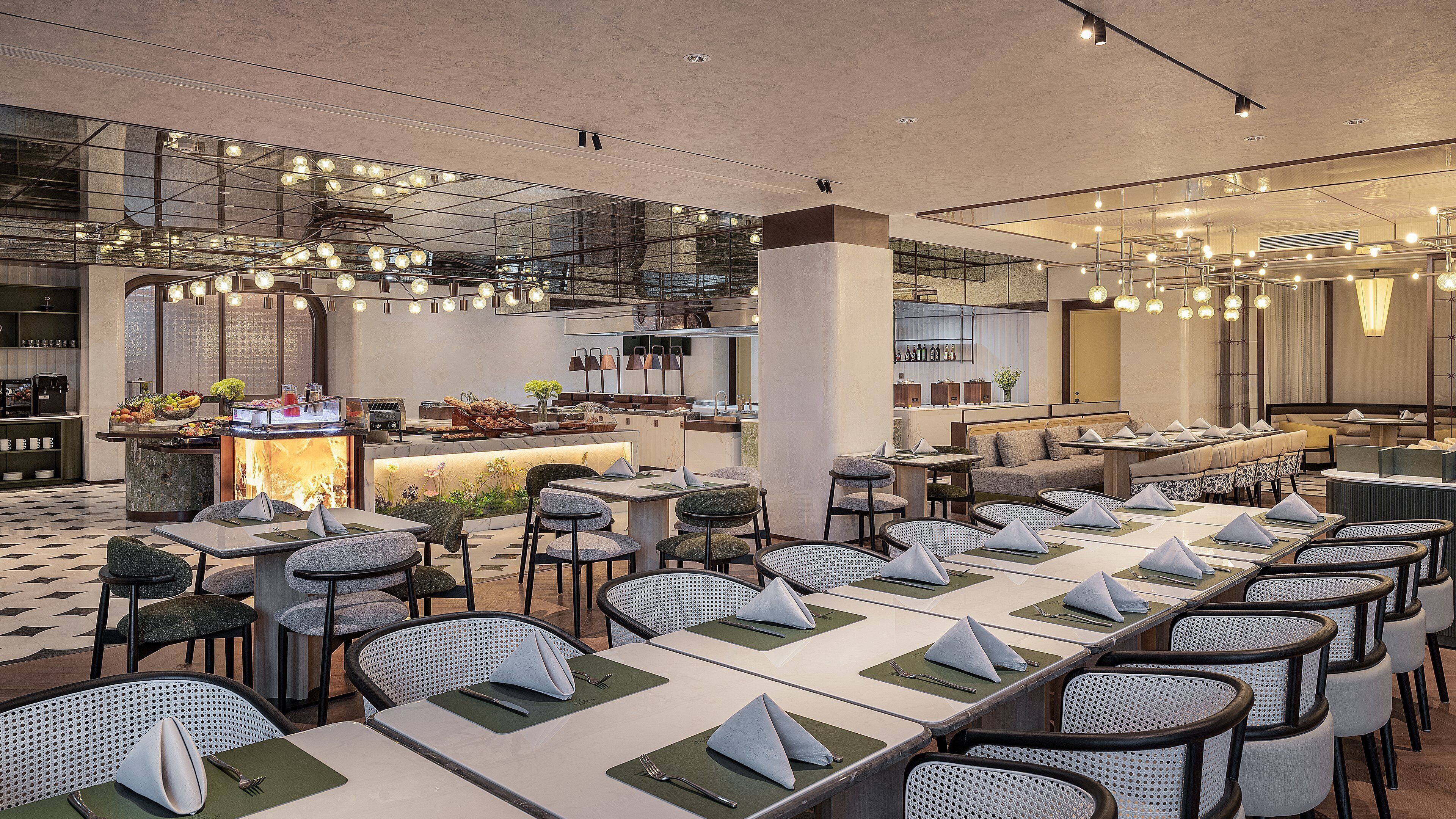 Un restaurante con varias mesas, sillas y una zona de bar.