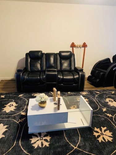 Terrific 5-bedroom house with AC in charming Riverbank