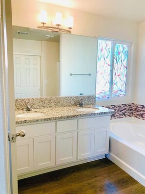 Secador de cabelo, toalhas de banho, papel higiênico 