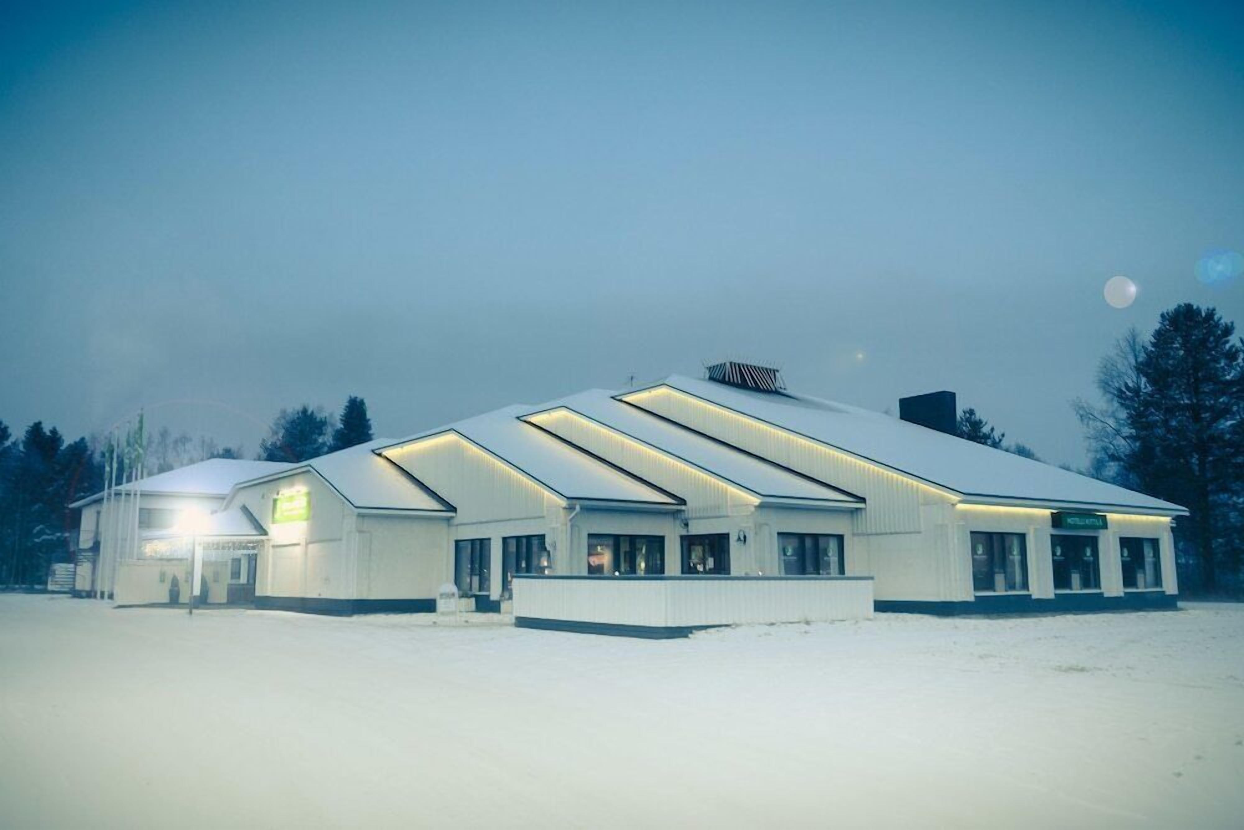 Suuri, moderni rakennus, jossa on tasakatto ja useita ikkunoita, ja sen ympärillä on lunta.