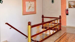Eine Treppe mit einem Holnänder und einem gefliesten Boden.