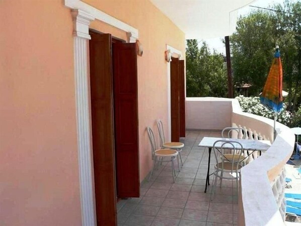 Outdoor dining - Sun City Apartments (Chania)