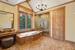 Shower, hair dryer, towels, soap - Luxurious 5-bedroom house in Mountain Village ideal for your getaway, any season (Mountain Village)