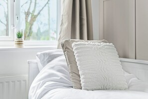 Iron/ironing board, WiFi, bed sheets - 3BR Home with Garden and Free Parking (Heanor, Derbyshire)