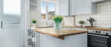 Réfrigérateur, micro-ondes, plaque de cuisson, lave-vaisselle