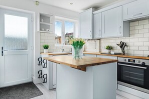 Fridge, microwave, stovetop, dishwasher - 3BR Home with Garden and Free Parking (Heanor, Derbyshire)