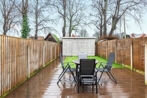 Outdoor dining - 3BR Home with Garden and Free Parking (Heanor, Derbyshire)